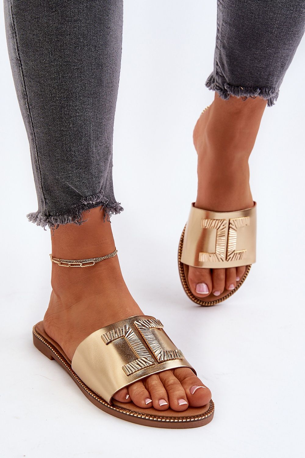 Woman Gold Flat Sandals with Chic Gold Decoration