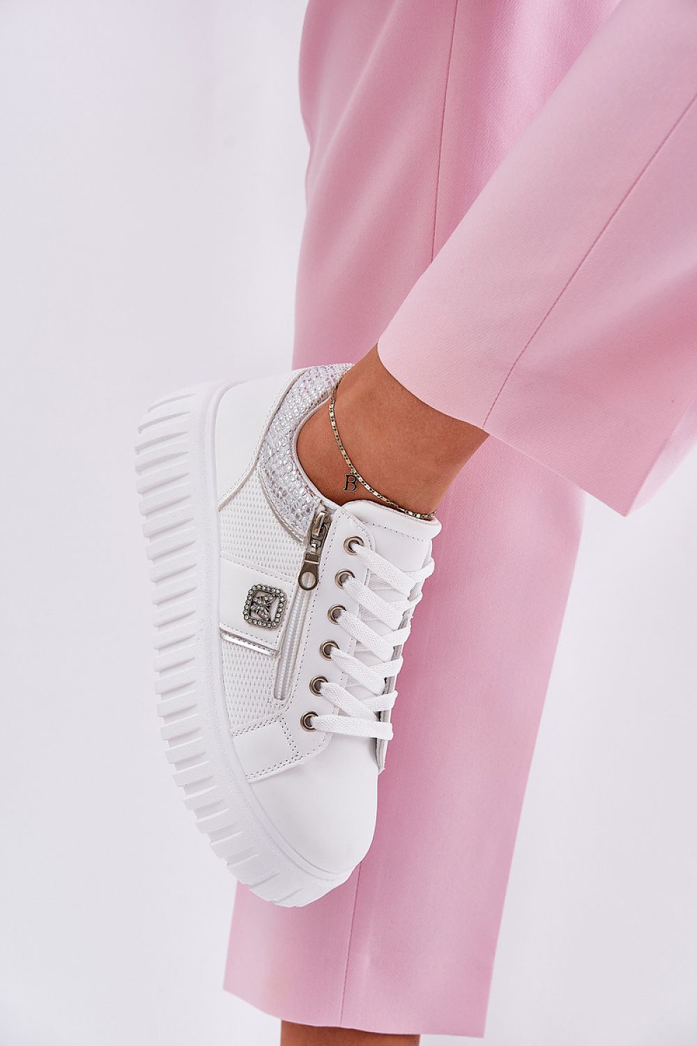 White trainers 
Ladies white trainers 41
