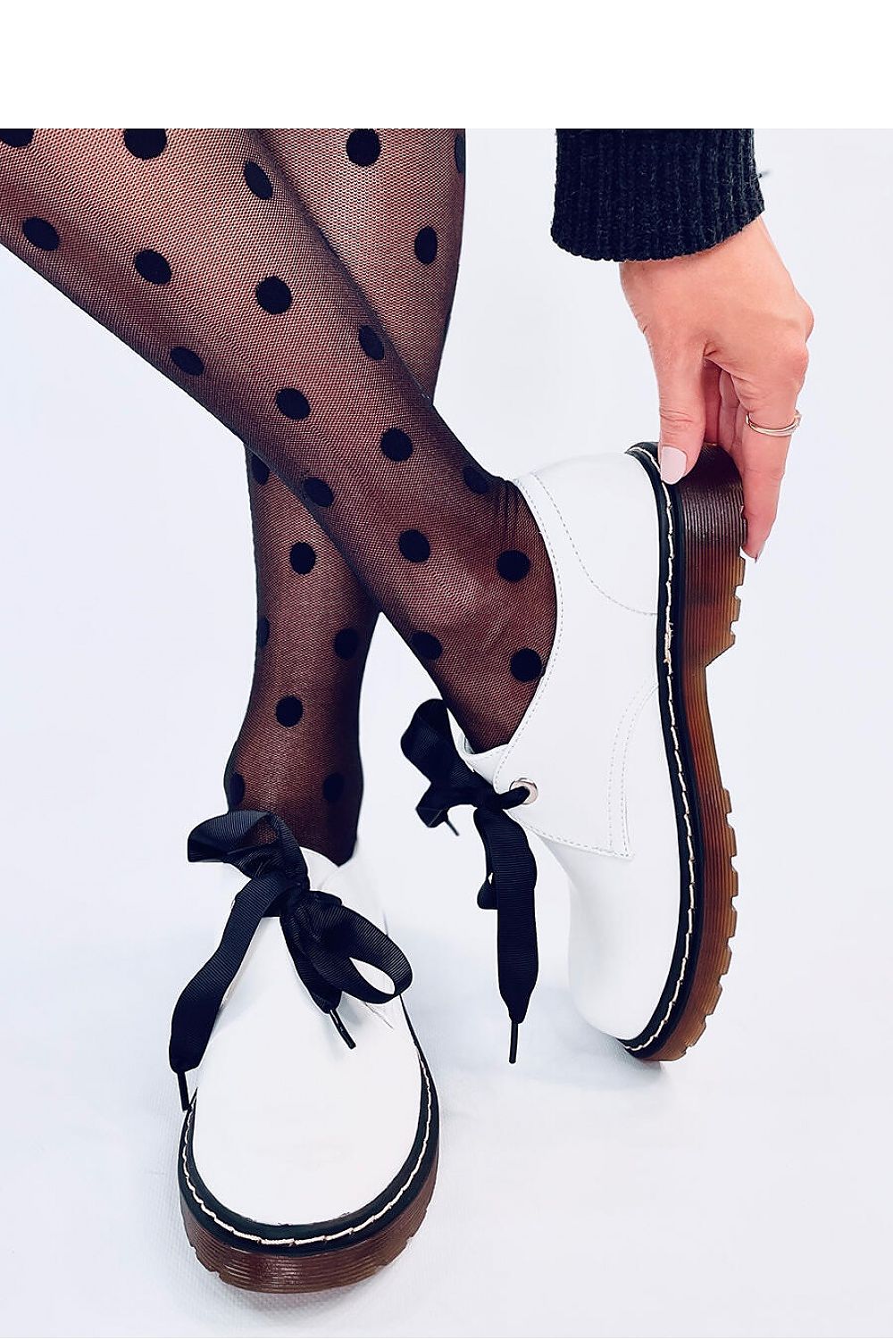 Casual white shoes woman 